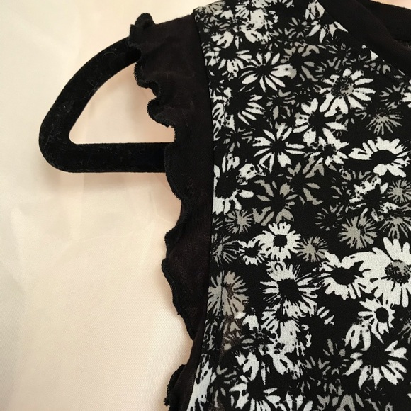 Black and white floral top ,super cute! - Picture 3 of 5